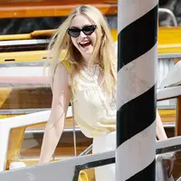 Selebriti Hollywood pun miliki gaya santai kalau lagi jalan-jalan. Coba saja lihat Dakota Fanning dengan senyum bahagianya di Venice pada 3 September lalu. (INSTARimages.com/USWeekly)