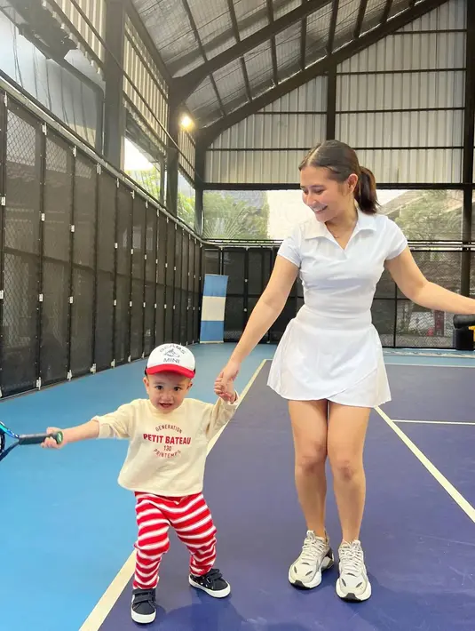Cipung yang ditemani Prilly, nampak menikmati momen serunya di lapangan tenis. Sebagai bayi selebriti, Cipung memang sudah memiliki banyak penggemar dan bisa disebut sebagai bayi selebriti paling populer di Indonesia. (Liputan6.com/IG/@prillylatuconsina96)