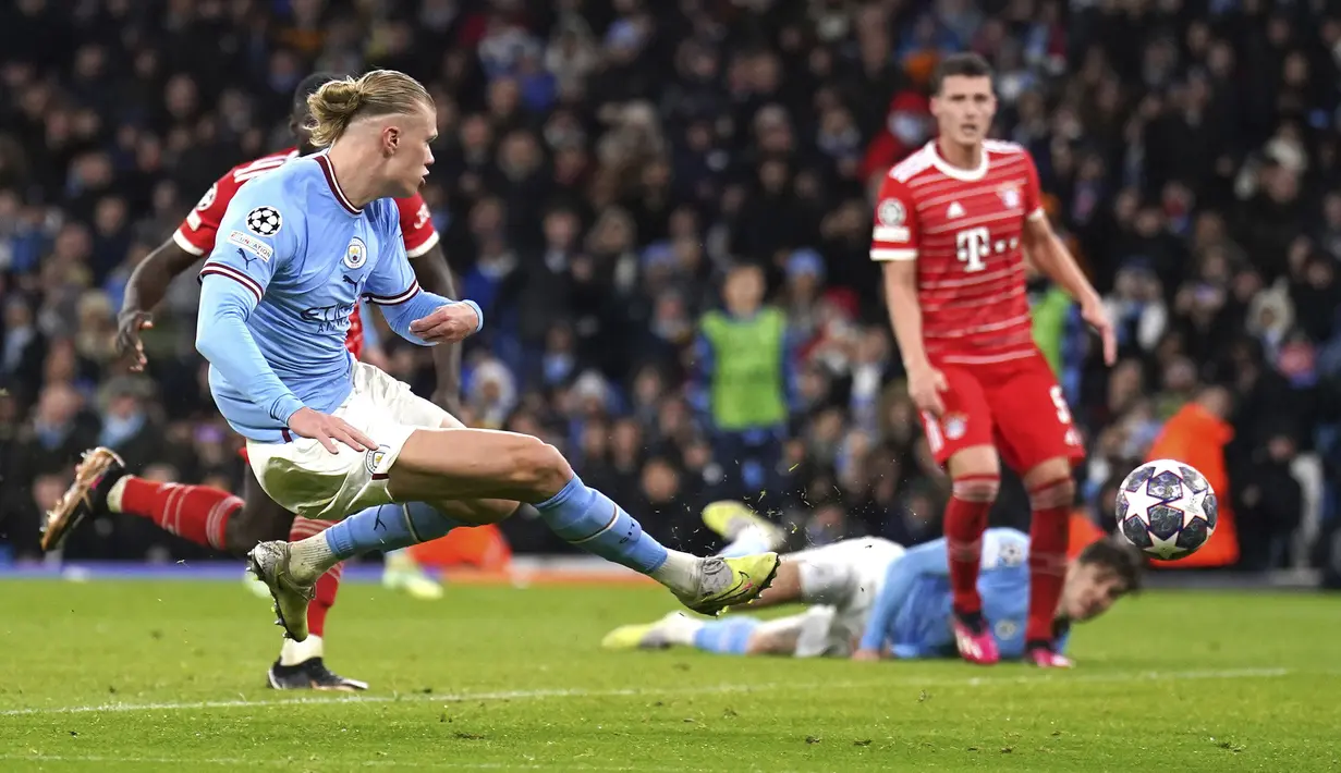 Striker Manchester City, Erling Haaland melepaskan tendangan yang berbuah gol ketiga timnya ke gawang Bayern Munchen pada laga leg pertama babak perempatfinal Liga Champions 2022/2023 di Etihad Stadium, Manchester, Rabu (12/4/2023) dini hari WIB. (PA via AP Photo/Tim Goode)
