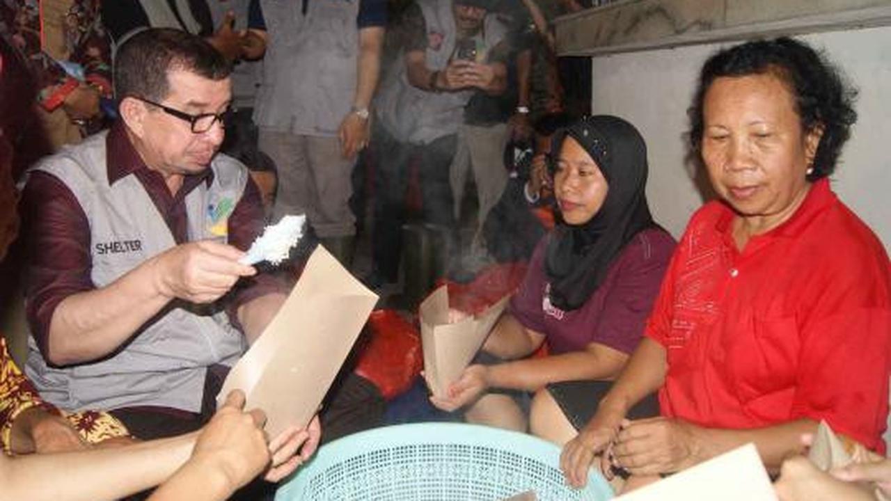 Mensos Salim Segaf berdongeng di pengungsian korban banjir