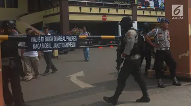 Sejumlah polisi berjaga di depan pintu masuk Polres Jakarta Timur, Rabu (16/5). Pengamanan markas tersebut di perketat menyusul adanya penyerangan Mapolda Riau pada Rabu pagi. (Merdeka.com/Imam Buhori)