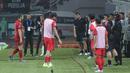 Persija harus bermain dengan sepuluh pemain sejak menit ke-36. Pelanggaran yang dilakukan Ondrej Kudela terhadap Kei Hirose membuatnya diganjar kartu merah oleh wasit. (Bola.com/M Iqbal Ichsan)