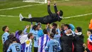 Pelatih Timnas Uruguay U-20, Marcelo Broli dilemparkan ke udara oleh para pemain dan ofisial tim dalam perayaan juara Piala Dunia U-20 2023 setelah mengalahkan Italia 1-0 pada laga final di Unico Diego Armando Maradona Stadium, La Plata, Argentina, Senin (12/6/2023) dini hari WIB. (AP Photo/Natacha Pisarenko)