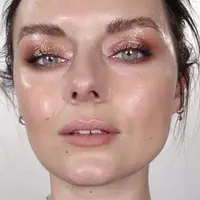 Tidak selalu matte, ternyata makeup glossy juga punya banyak peminat (Foto: Instagram/ Byrdiebeauty)