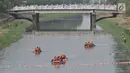 Petugas dari UPK Badan Air Dinas Lingkungan Hidup Kecamatan Duren Sawit beradu kecepatan saat lomba dayung di Kanal Banjir Timur, Jakarta, Sabtu (17/8/2019). (merdeka.com/ Iqbal S. Nugroho)