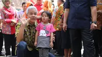 Seorang bocah kecil berlari di tengah jalan, saat Gubernur Jawa Tengah, Ganjar Pranowo yang sedang berkunjung ke Desa Banaran Kelurahan Wonoboyo Kecamatan Wonogiri, Kabupaten Wonogiri, Jumat (23/8).