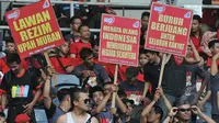 Berbagai tulisan aspirasi para buruh saat perayaan hari buruh sedunia (May Day), SGBK, Jakarta, Jumat (1/5/2015). Mereka menuntut melawan kebijakan upah murah dan kenaikan upah setiap lima tahun sekali. (Liputan6.com/Herman Zakharia)