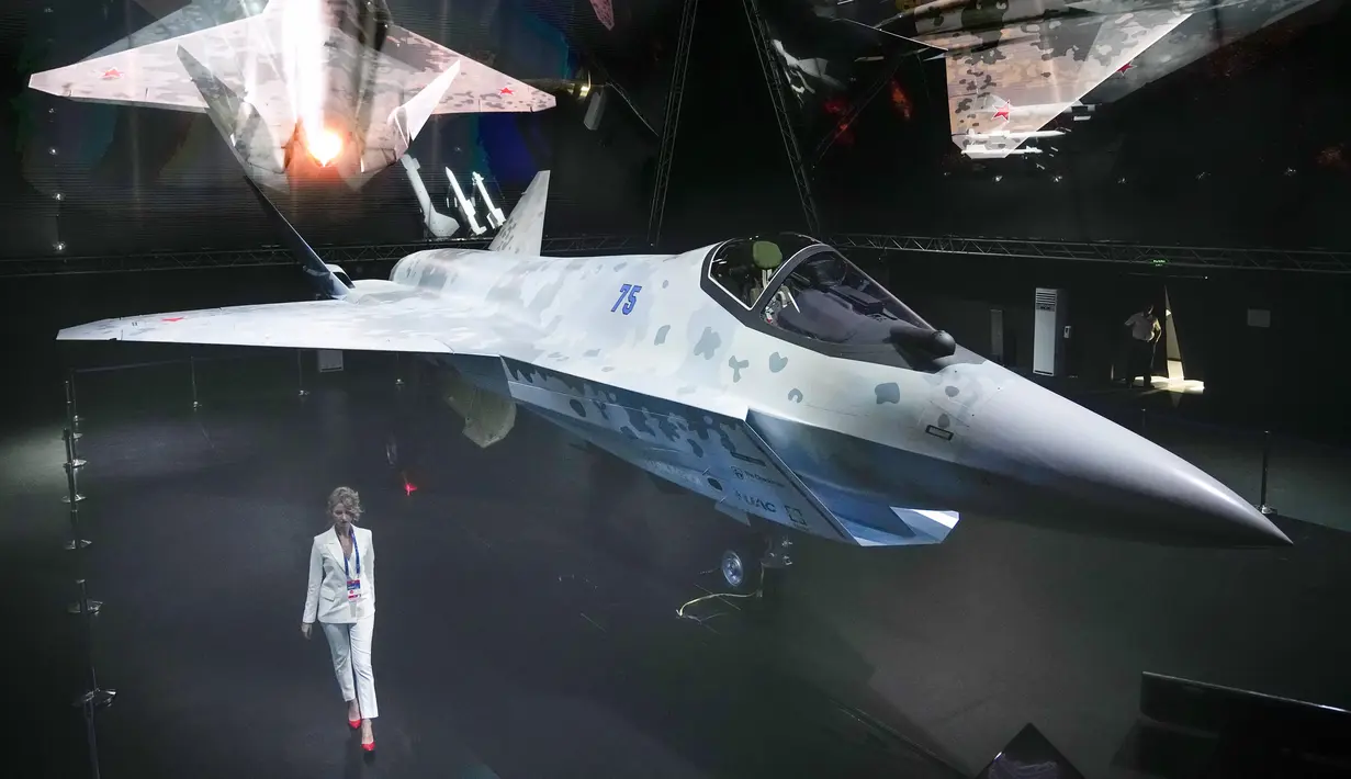 Sebuah prototipe calon jet tempur Rusia ditampilkan di MAKS-2021 International Aviation and Space Salon di Zhukovsky di luar Moskow, Selasa (20/7/2021). Pesawat ini lebih kecil dari pesawat tempur siluman dua mesin Su-57 terbaru Rusia, dan memiliki satu mesin. (AP Photo/Alexander Zemlianichenko)