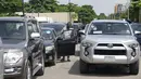 Ketika orang-orang bergegas untuk membeli bensin di kota-kota besar seperti Abuja dan Lagos, para pemasar menaikkan harga bensin lebih dari dua kali lipat dari harga normal 40 sen per liter, mengakibatkan lonjakan harga transportasi. (AP Photo/Sunday Alamba)