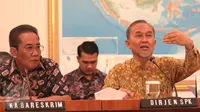 Dirjen SPK Kemendag Widodo (kanan) bersama Kabareskrim Polri Komjen Pol Anang Iskandar memberi keterangan pers di Kemendag, Jakarta, (30/10/2015). Kedua Institusi akan merazia produk yang tidak berlogo SNI. (Liputan6.com/Angga Yuniar)