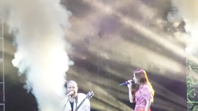 Kolaborasi Parade Hujan bersama Mahalini di Panggung Titik Kumpul Fest 2024. [Foto: Lanny Kusuma/Fimela]