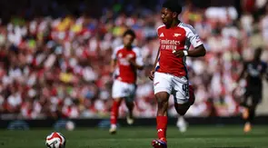 Gelandang Arsenal asal Inggris bernomor punggung 49, Myles Lewis-Skelly, berlari dengan bola selama pertandingan sepak bola persahabatan pra-musim untuk final Piala Emirates antara Arsenal melawan Lyon, di Stadion Emirates, London, 11 Agustus 2024. (BENJAMIN CREMEL/AFP)