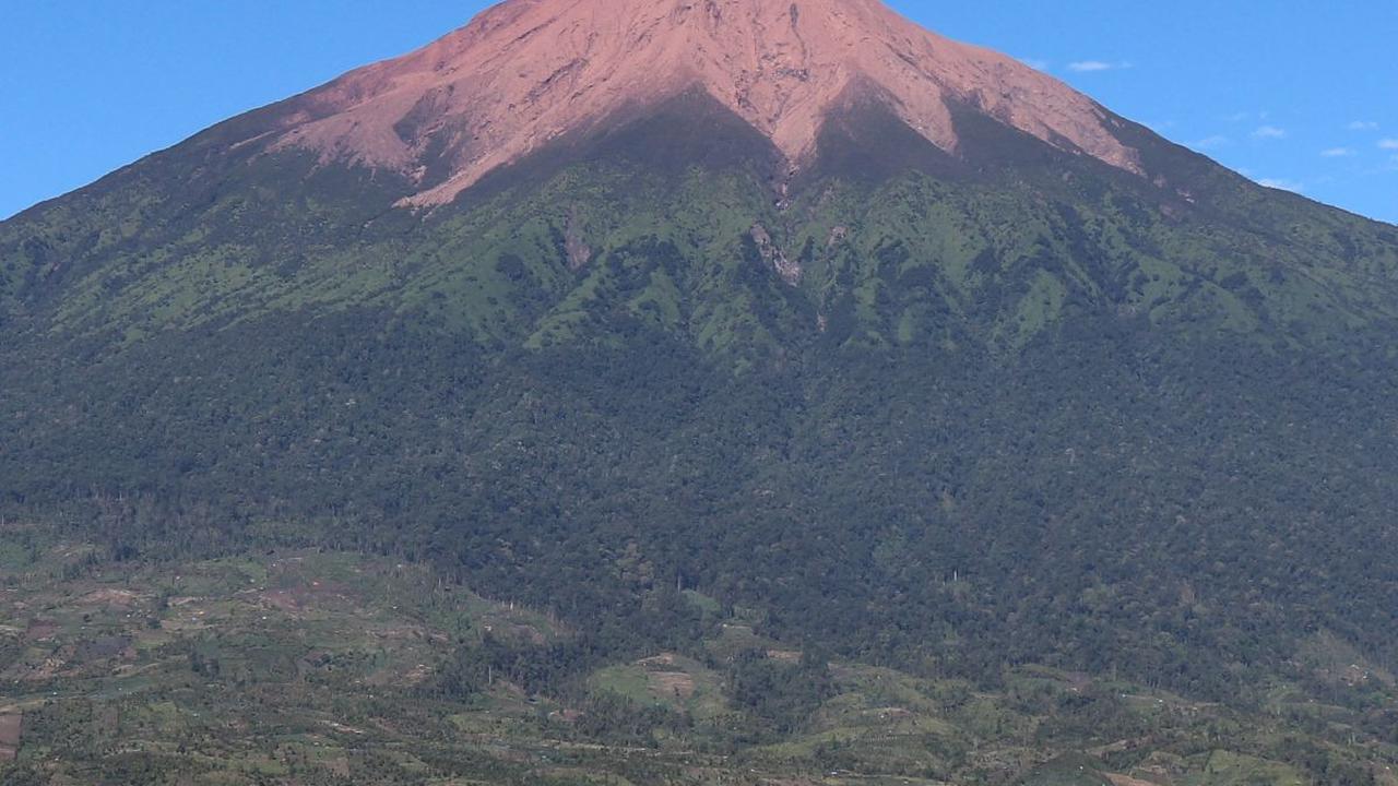 Jalur pendakian Gunung Kerinci bisa melalui jalur Kersik Tuo dan jalur Solok. Untuk mencapai puncak Indrapura, pendaki harus melewati jalur dengan cara memanjat akar pepohonan dan merangkak.