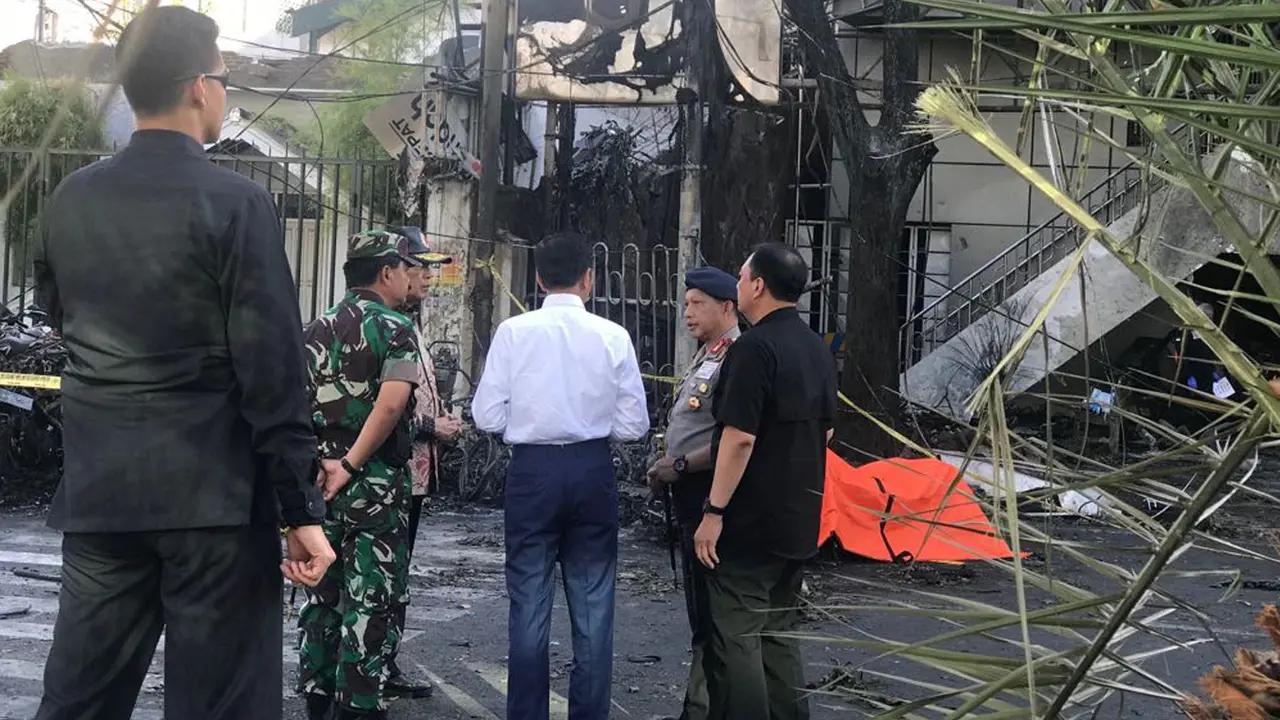 Jokowi Tinjau Lokasi Ledakan Bom Gereja