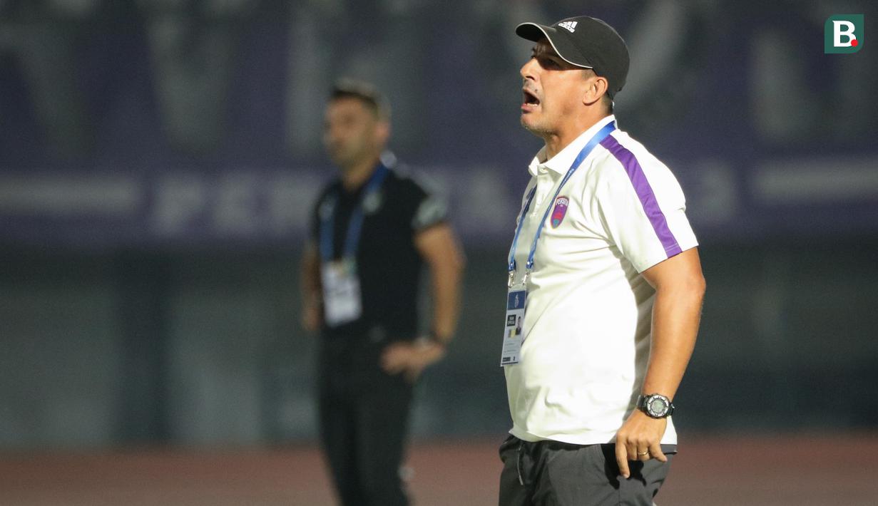 Pelatih kepala Persita Tangerang, Angel Alfredo Vera memberikan instruksi ke pemainnya saat laga pekan pertama BRI Liga 1 2022/2023 antara Persita Tangerang melawan Persik Kediri di Indomilk Arena, Tangerang, Senin (25/07/2022). (Bola.com/Bagaskara Lazuardi)