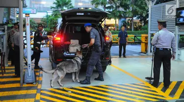 Petugas keamanan memeriksa kendaraan yang akan memasuki lokasi debat keempat Pilpres 2019 di Hotel Shangri-La, Jakarta, Sabtu (30/3). Penjagaan dilakukan oleh polisi dan tentara. (Liputan6.com/Angga Yuniar)