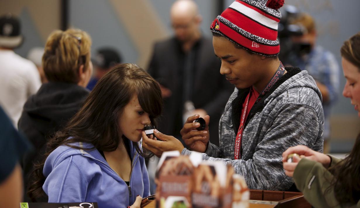 Pengunjung sedang mencium aroma dari produk ganja yang ditawarkan toko Shango Cannabis, Oregon, AS, Kamis (1/10/2015). Oregon adalah negara ketiga di AS yang melegalkan penjualan ganja untuk orang dewasa. (Reuters/ Steve DiPaola)