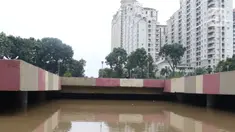 Warga melihat banjir yang mengenangi underpass Kemayoran, Jakarta, Minggu (2/2/2020). Banjir kembali merendam underpass Kemayoran, Jakarta Pusat. Akibatnya, akses jalur tersebut pun terputus alias tak bisa dilalui kendaraan. (Liputan6.com/Angga Yuniar)