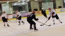 Pemain Timnas Hoki Es Indonesia saat latihan di Bintaro X Change, Rabu (23/10). Sebanyak 18 atlet akan ikut berjuang pada SEA Games 2019 mendatang. (Bola.com/M Iqbal Ichsan)