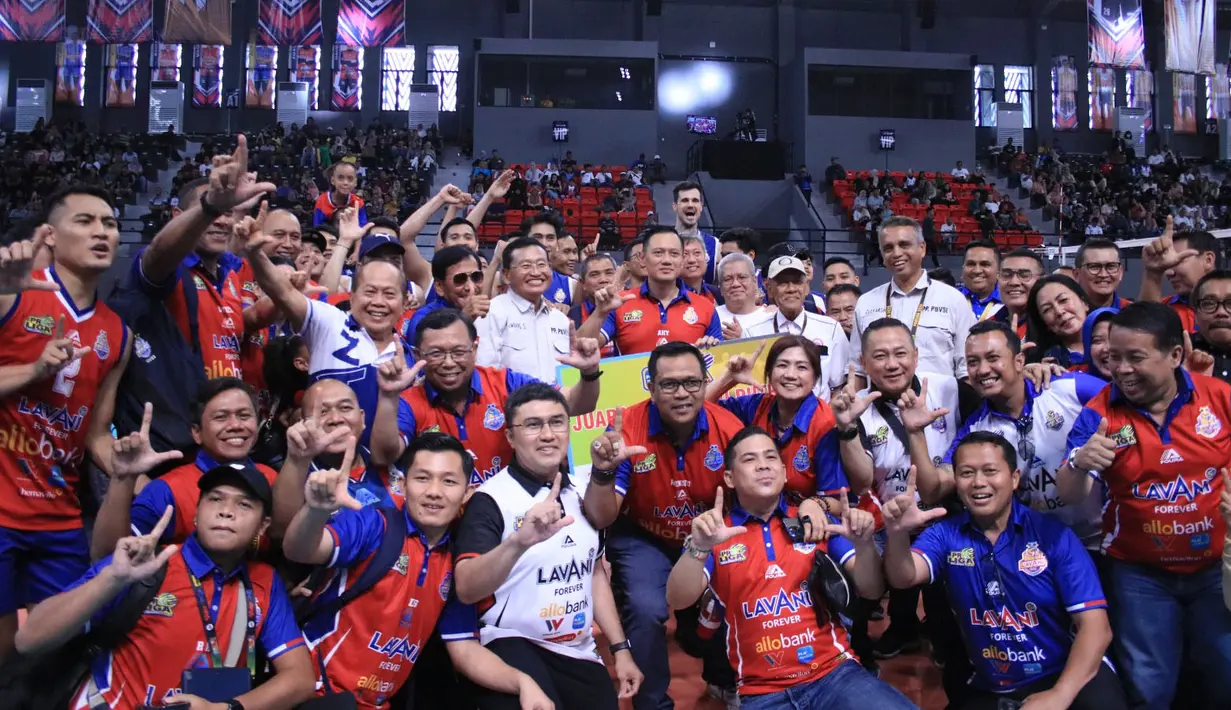 <p>Selebrasi para pemain dan ofisial tim Jakarta LavAni Allobank Electric merayakan gelar juara putaran kedua PLN Mobile Proliga 2024 setelah pada laga terakhir seri keempat putaran kedua menang 3-0 (25-20, 25-11, 25-20) atas Jakarta Garuda Jaya di GOR Terpadu A. Yani, Pontianak, Sabtu (22/6/2024). (Dok. PBVSI)</p>