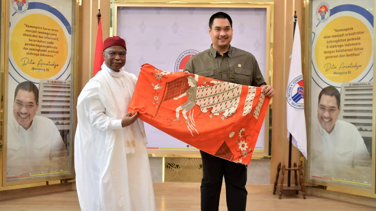 Sekjen OKI Bersama Menpora Dito