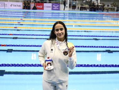 Perenang putri Indonesia, Masniari Wolf, meraih medali emas SEA Games 2025 untuk Indonesia setelah menjadi yang tercepat di cabang olahraga renang nomor 50 meter gaya punggung putri di Swimming Pool, Sports Authority of Thailand, Bangkok, Kamis (11/12/2025) sore WIB. (Dok. Akuatik Indonesia)