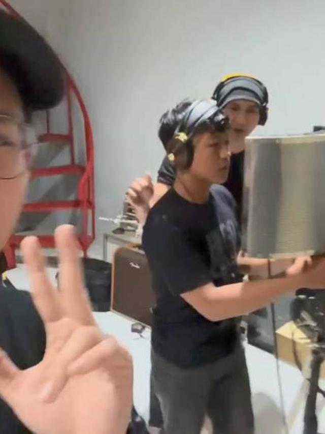 Gabung Bareng Indra Kenz, Ini 7 Potret Paris Pernandes Rekaman Lagu #SalamdariBinjai