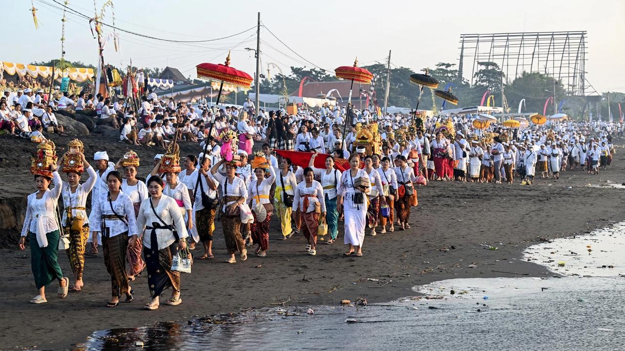 FOTO: Ribuan Umat Hindu Ikuti Prosesi Melasti di Pantai Padanggalak Bali