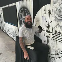 Seorang seniman tato di New York berikan fasilitas tato gratis tapi dengan desain yang dirahasiakan. (Via: boredpanda.com)