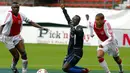 Pemain Ajax Cape Town, Dominic Isaacs (kanan) berebut bola dengan pemain Fello Star Guinea pada laga putaran ketiga Liga Champion Afrika di Newlands Stadium, Cape Town (10/4/2005). Ajax Cape Town didirikan pada tahun 1999 oleh Ajax sendiri untuk dijadikan sebagai klub satelit. Sejak 1 Oktober 2020, Ajax Cape Town tak lagi memiliki hubungan dengan Ajax setelah pihak Ajax menjual 51 persen sahamnya di Cape Town. (AFP/Rodger Bosch)