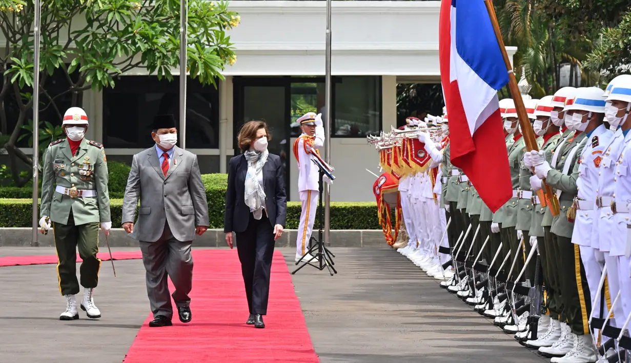 Menteri Pertahanan Prabowo Subiakto (kiri) bersama Menteri Angkatan Bersenjata Prancis Florence Parly meninjau pengawal kehormatan selama kunjungan di Kementerian Pertahanan di Jakarta, Kamis (10/2/2022). (AFP/Adek Berry)