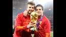 Pique juga punya torehan fantastis selama membela timnas Spanyol. Pique saat itu mulai promosi ke tim senior Spanyol pada 2009. Di Piala Dunia 2010 menjadi ajang pertama Pique yang kala itu masih berduet dengan Carles Puyol dan meraih trofi Piala Dunia pertamanya. (AFP/Jewel Samad)