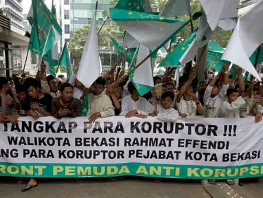 Massa dari Front Pemuda Anti Korupsi berunjuk rasa di depan Gedung KPK, Jakarta, Selasa (7/7/2015). Dalam aksinya mereka menuntut KPK mengusut korupsi yang terjadi di Kota Bekasi. (Liputan6.com/Helmi Afandi)