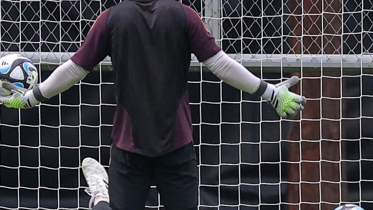 Max Schmitt dan Louis Babatz secara bergantian mendapatkan materi latihan peras keringat dari pelatih kiper Timnas Jerman U-17.
