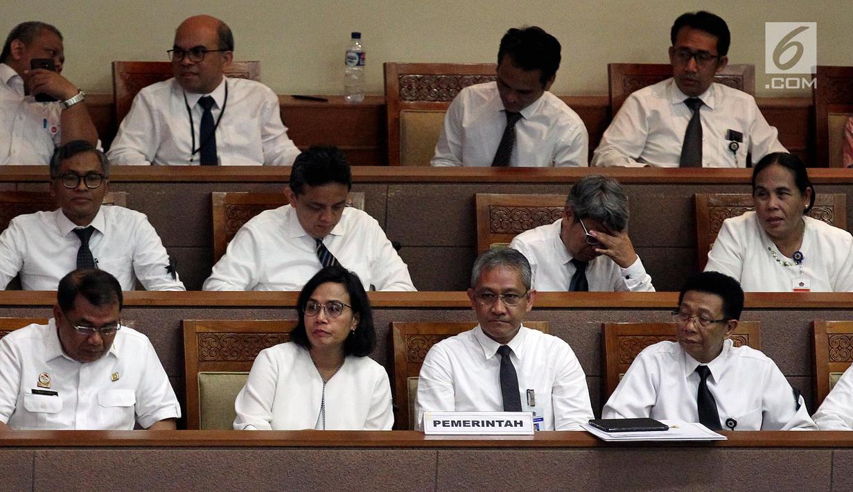 Menteri Keuangan Sri Mulyani (dua kiri) saat Rapat Paripurna DPR di Jakarta, Rabu (31/10). Meski disertai sejumlah catatan, DPR menyetujui RUU APBN 2019 beserta Nota Keuangannya menjadi UU. (Liputan6.com/JohanTallo)