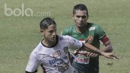 Striker Bali United, Irfan Bachdim, berebut bola dengan kapten PS TNI, Abduh Lestaluhu pada laga lanjutan Liga 1 di Stadion Pakansari, Bogor, Senin (10/7/2017). (Bola.com/M Iqbal Ichsan)