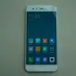 Xiaomi Mi 6 dalam balutan warna putih (Liputan6.com/ Agustin Setyo W)