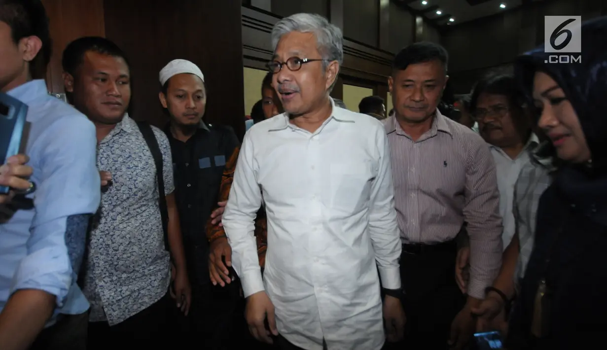 Terdakwa suap perizinan tambang nikel di dua kabupaten di Sulawesi Tenggara, Nur Alam keluar ruang sidang usai mengikuti pembacaan putusan di Pengadilan Tipikor, Jakarta, Rabu (28/3). Nur Alam dihukum 12 tahun penjara. (Liputan6.com/Helmi Fithriansyah)