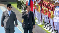 Presiden Republik Indonesia Prabowo Subianto (kiri) bersama Presiden Senat Kamboja Samdech Akka Moha Sena Padei Techo Hun Sen meninjau pasukan jajar kehormatan saat upacara penyambutan di Istana Merdeka di Jakarta pada Senin 5 Mei 2025. (BAY ISMOYO/AFP)