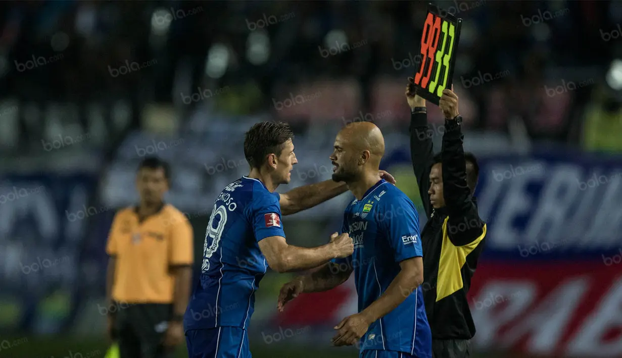 Sergio van Dijk bersiap masuk menggantikan Juan Belencoso saat laga TSC melawan Madura United. Bomber yang sudah menorehkan 21 gol untuk Persib itu masuk pada menit ke-55. (Bola.com/Vitalis Yogi Trisna)