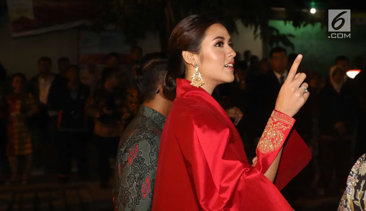 Penyanyi Raisa saat menghadiri resepsi pernikahan putri Presiden Jokowi, Kahiyang Ayu dan Bobby Nasution di Gedung Graha Saba Buana, Solo, Rabu (8/11). Raisa hadir tanpa ditemani suaminya, Hamish Daud ke lokasi resepsi. (Liputan6.com/Angga Yuniar)