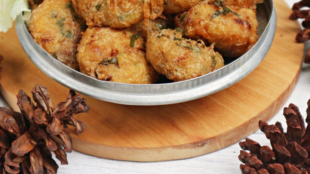 4. Perkedel Kentang Padang

Ciri khas perkedel kentang di masakan Padang adalah kentangnya digoreng terlebih dahulu, bukan direbus.

Rasanya lebih gurih dengan bawang merah dan bawang putih yang diiris dan digoreng, tanpa dihaluskan.