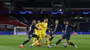 Striker Paris Saint-Germain, Neymar, berebut bola dengan pemain Borussia Dortmund pada leg 16 besar Liga Champions di Parc des Princes, Prancis, Kamis (12/3) dini hari WIB. PSG menang 2-0 atas Dortmund. (AFP/GETTY/UEFA)