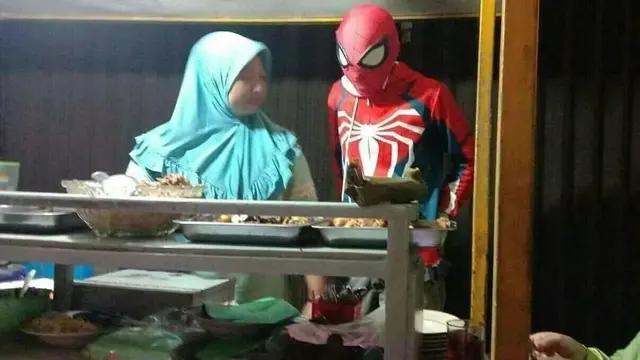 7 Potret Absurd Orang Waktu Beli di Warung, Ada yang Pakai Kostum Pocong