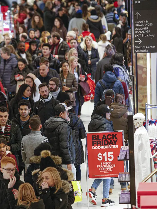 Konsumen tiba di gerai pusat perbelanjaan Macy saat acara penjualan Black Friday dimulai lebih awal di New York, Kamis (28/11/2019). Selama Black Friday yang dimulai sejak tahun 1960-an,warga Amerika merayakan tradisi dengan belanja dan berburu diskon-besaran. (Kena Betancur/Getty Images/AFP)