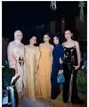 Sementara itu, Mahalini hadir kontras dengan gaun kuning cerah yang langsung mencuri perhatian. Warna sunshine yang dikenakannya memberi kesan fresh, feminin, sekaligus elegan. [@raffinagita1717].