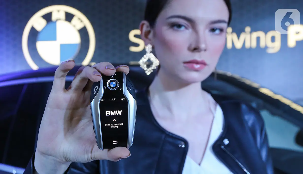 Model menunjukkan remoter mobil all-new BMW X6 saat peluncuran di German Centre BSD, Tangerang Selatan. (Liputan6.com/Fery Pradolo)