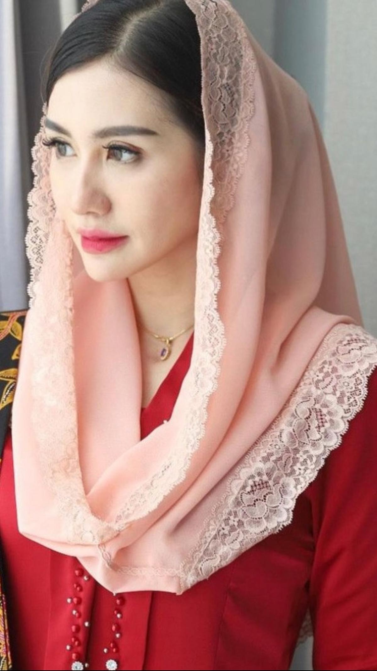 Novita juga merupakan politikus. Ia terdaftar sebagai kader PDI Perjuangan.