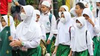 Murid sekolah melakukan pawai mengelilingi Kawasan Pejambon dan Gambir di Jakarta, Sabtu (8/10/2022). Pawai tersebut diikuti ratusan peserta dari Madrasah Ibtidaiyah (MI), Madrasah Tsanawiyah Negeri (MTsN), Madrasah Aliyah dan perwakilan Majelis Taklim Istiqlal dalam rangka memperingati Maulid Nabi Muhammad SAW. (Liputan6.com/Herman Zakharia)