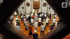 Umat muslim melaksanakan salat tarawih pertama 1 Ramadan 1442 H di Masjid Raya Cinere, Depok, Jawa Barat, Senin (12/4/2021). Hari ini, umat muslim melaksanakan ibadah salat tarawih pertama untuk selanjutnya menjalankan ibadah puasa satu bulan ke depan. (merdeka.com/Arie Basuki)